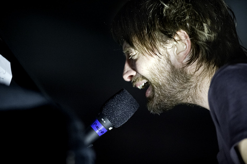 一张拍摄于2010年Atoms for Peace巡演中Thom使用PR35的照片,地点为加利福利州的奥克兰市。