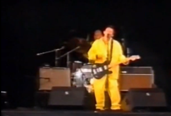 1996年的Pinkpop Festival上腰腰被一台Fender Twin和一台Vox AC30左右夹腰。