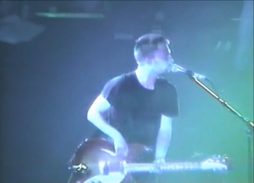 Thom换上了2号Rickenbacker 330继续表演。
