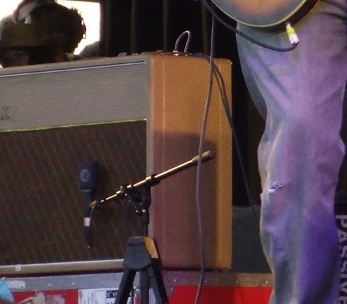 2010年Glastonbury音乐节上这台AC30,拾音用的麦克风是Sennheiser e906。