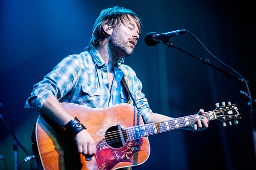 Thom在2010年Radiohead的Haiti Benefit Show上弹奏Gibson Hummingbird的照片。(来源)