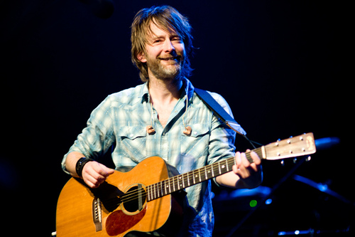 Thom在2010年的Radiohead’s Haiti Benefit Show上演奏这把吉他的照片。(来源)