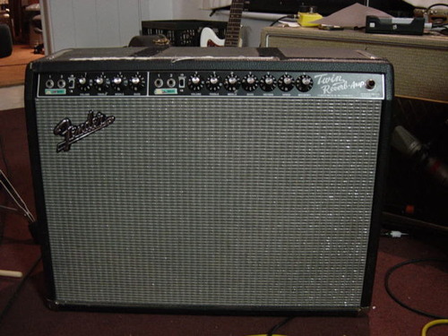 没被卖掉的Fender Twin,大约摄于2008年。(来源)