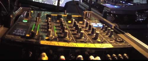 轨道上写的是:Serato, Vox(vocals), Machine Drum, 和Traktor.